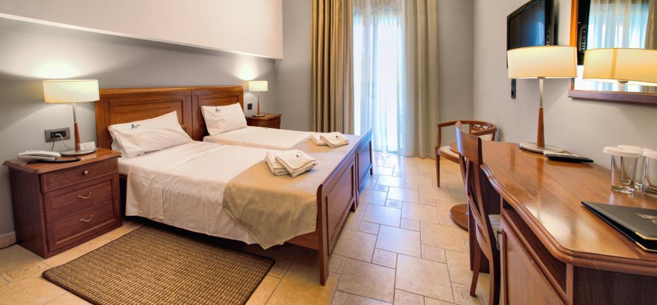 לגאנאס Mediterranean Beach Resort מראה חיצוני תמונה