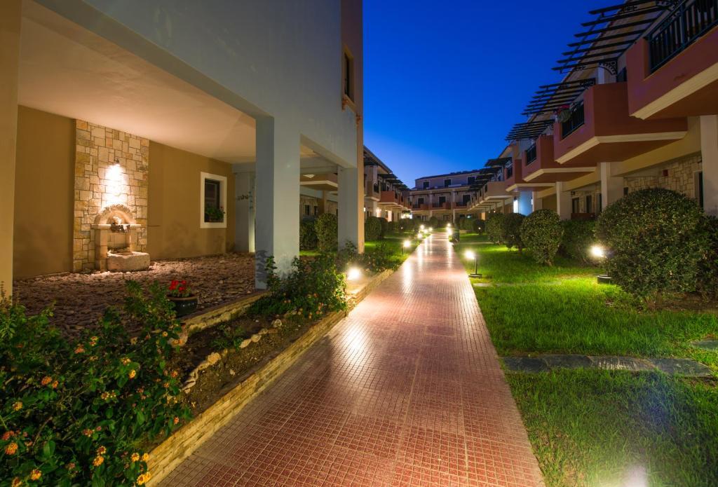 לגאנאס Mediterranean Beach Resort מראה חיצוני תמונה