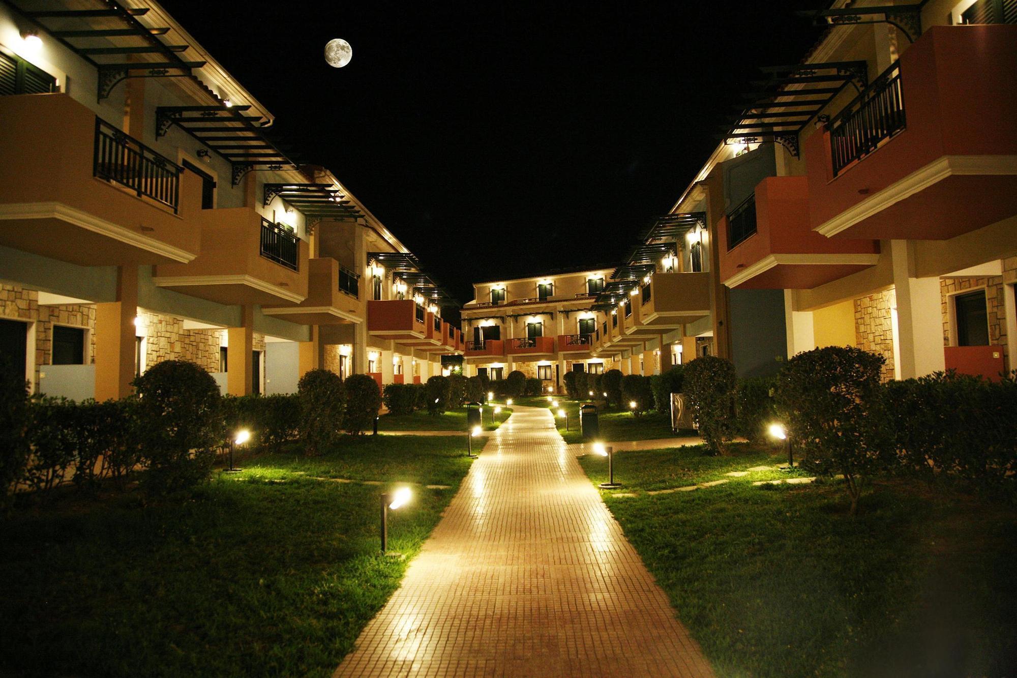 לגאנאס Mediterranean Beach Resort מראה חיצוני תמונה